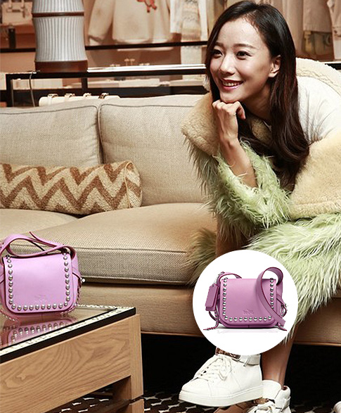 邻家女孩王珞丹 coach单肩包紫色 shop now