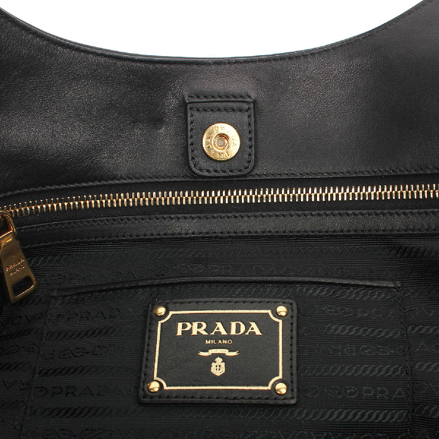 prada/普拉達 單肩包 黑色牛皮材質 金色配飾 正面經典品牌